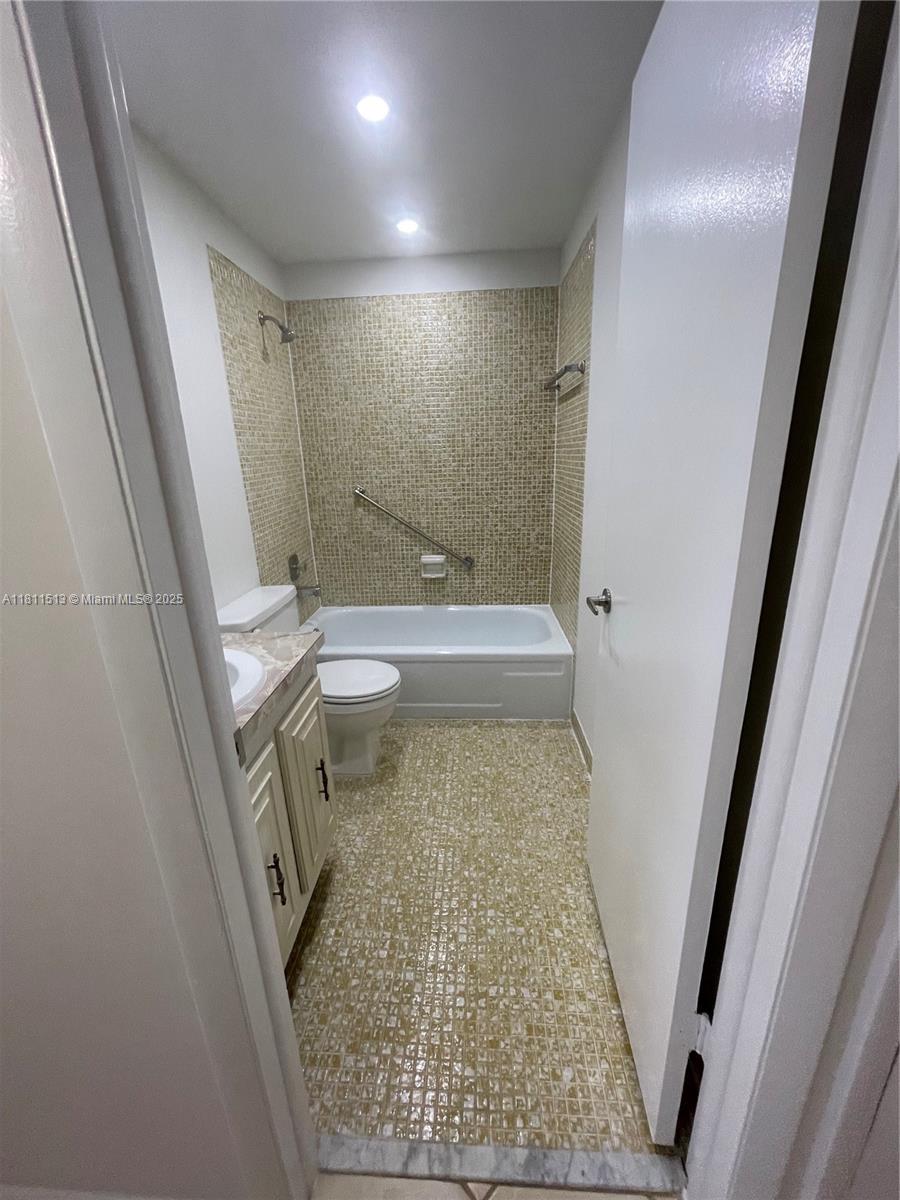 KINGS POINT SAXONY CONDOS - Residential