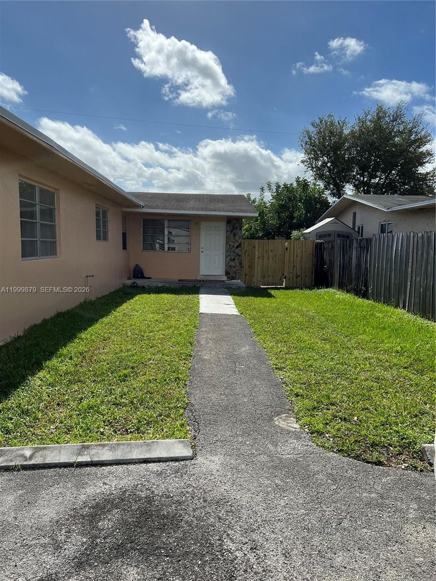 NICE 3/2 DUPLEX, CENTRAL A/C, FENCED BACKYARD FOR PRIVACY, COVERED PATIO, ALL TILED, W/D HOOKUP, WALKING DISTANCE TO SCHOOL COLLEGE,