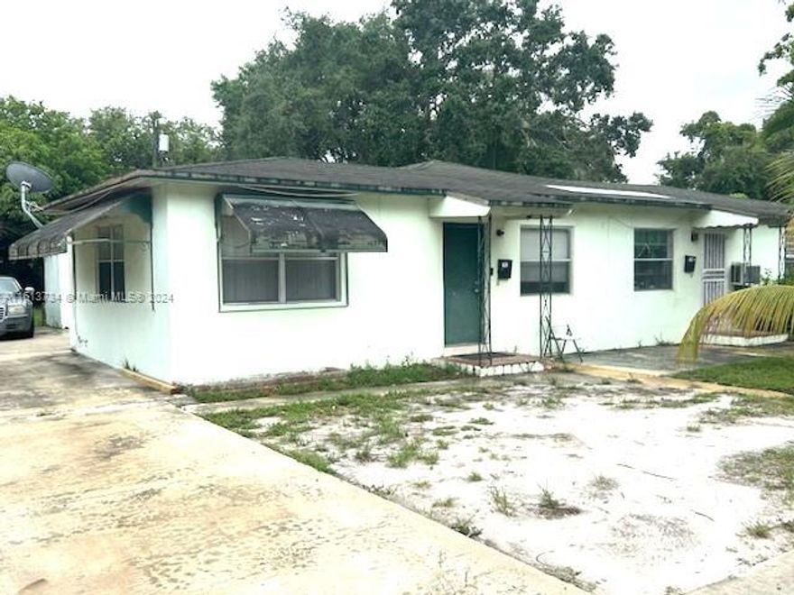 DUPLEX PROPERTY ON LARGE LOT WITH 10,350 SQ. FEET. HUGE UPSIDE POTENTIAL AS LIBERAL ZONING ALLOWS FOR INTENSIVE REDEVELOPMENT. PLEASE PROVIDE 24 HOURS NOTICE FOR SHOWINGS. DO NOT DISTURB CURRENT TENANTS.