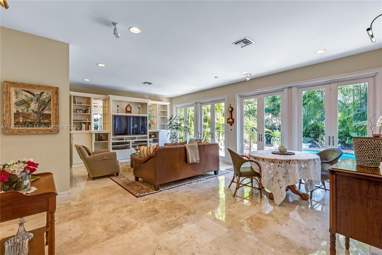 UNIVERSITY PLACE - Residential