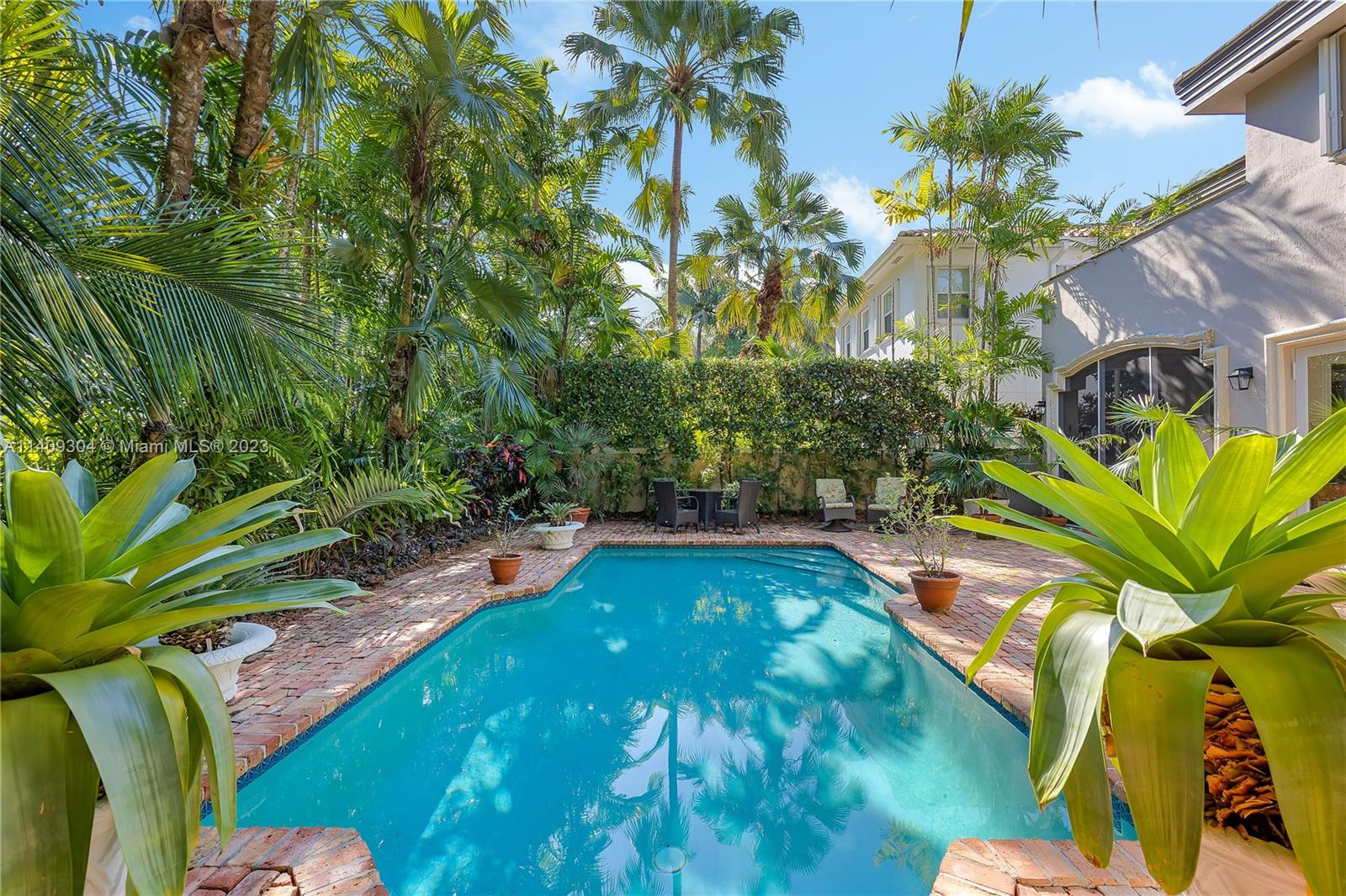 UNIVERSITY PLACE - Residential