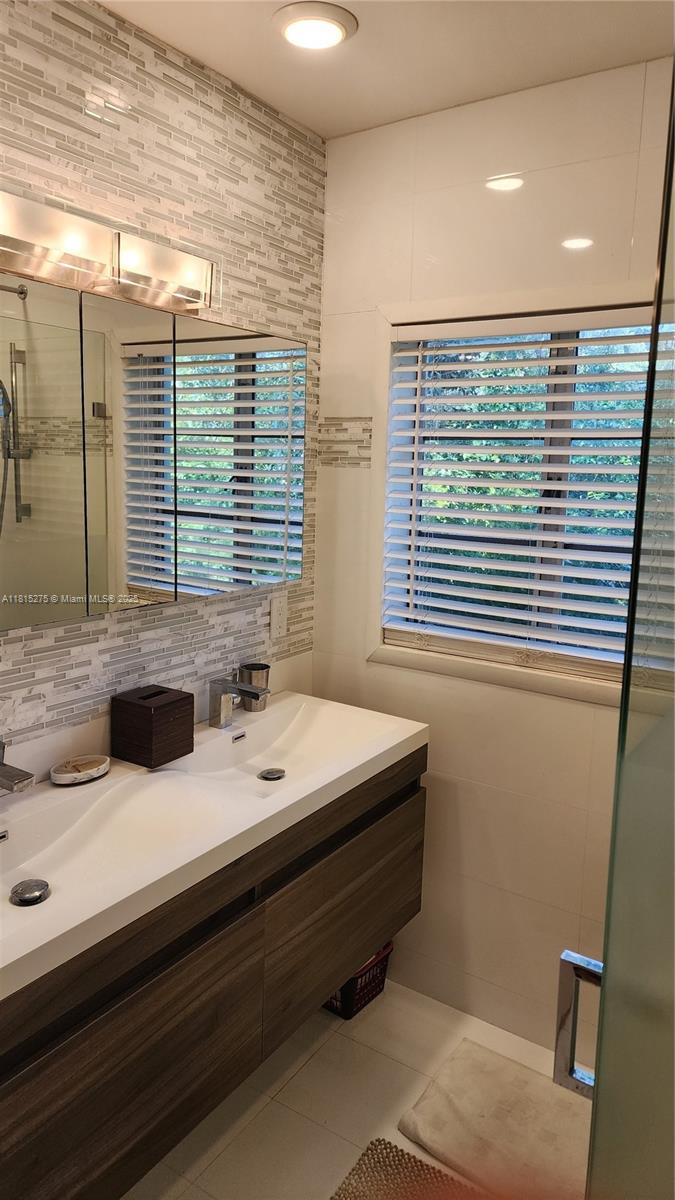 MIAMI SHORES SEC 3 - Residential