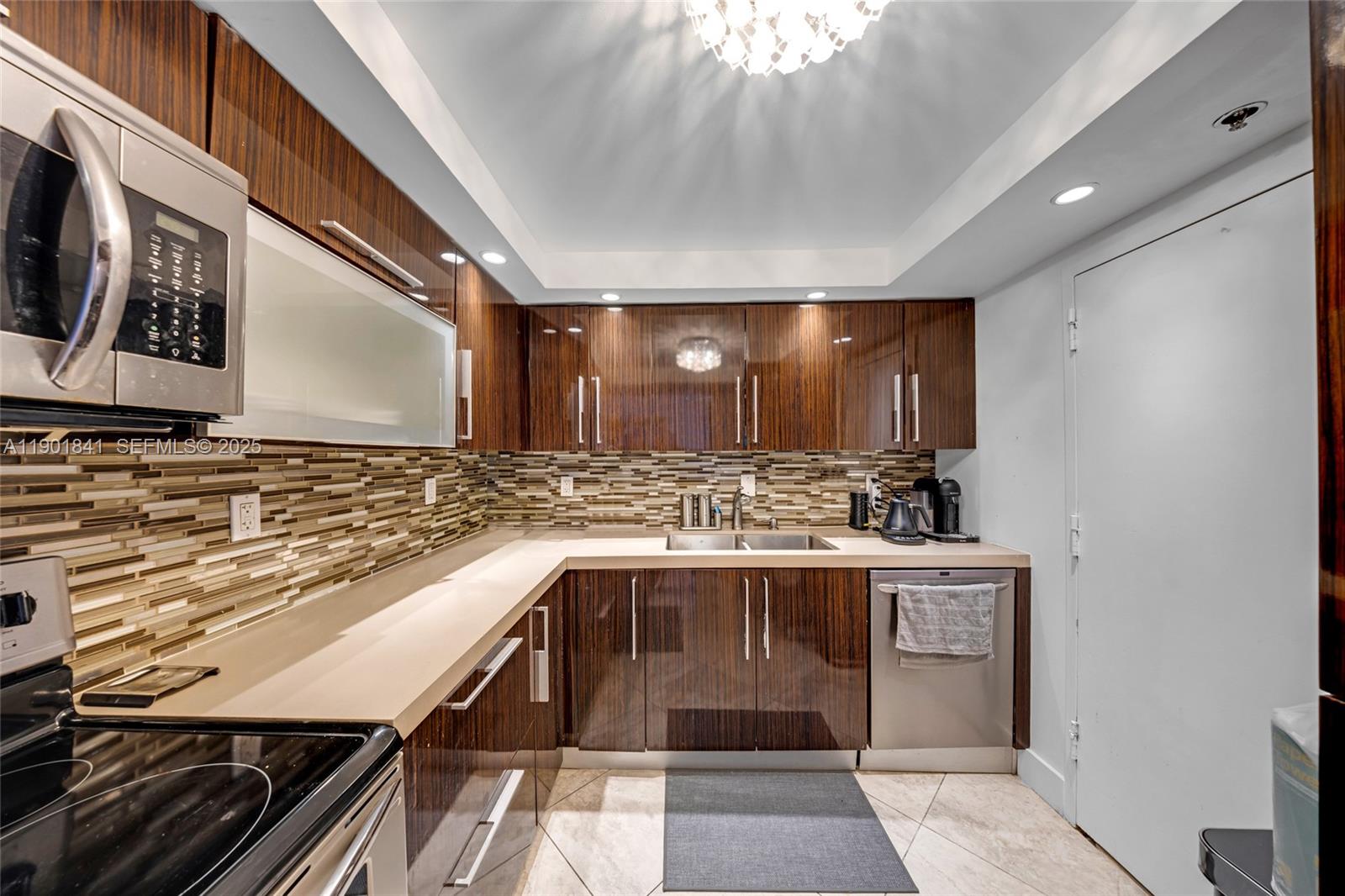 6039 Collins Ave 1415