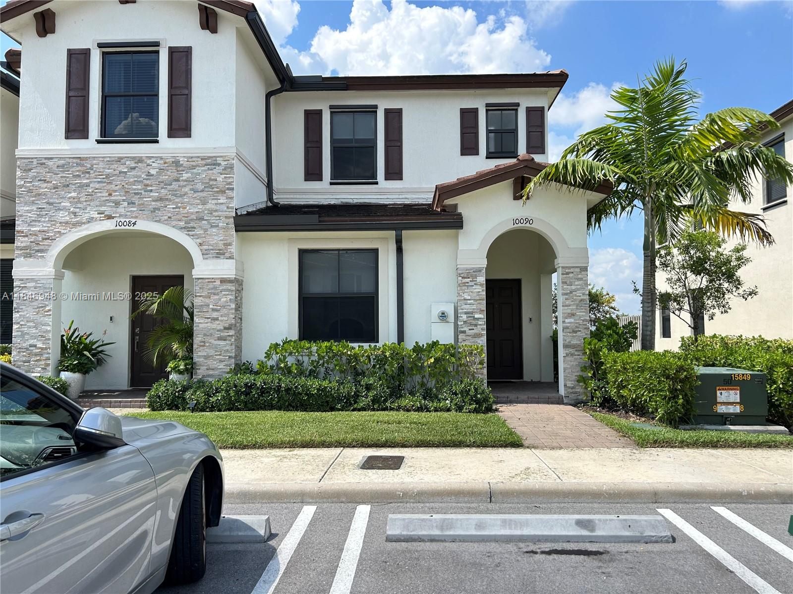 Corner townhouse in ENCLAVE SOUTH PHASE 2 with scenic lake views. This home features 3 bedrooms, 3 full bathrooms, and two assigned parking spaces. Enjoy exclusive community amenities including a clubhouse, swimming pool, and fitness center. Located in a multifamily zoning area with convenient access to services and major roads. An excellent opportunity to live in a peaceful environment with all the comforts.