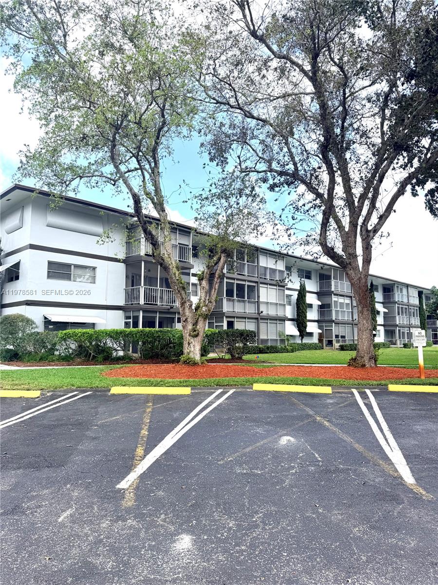 HILLCREST COUNTRY CLUB AP - Residential