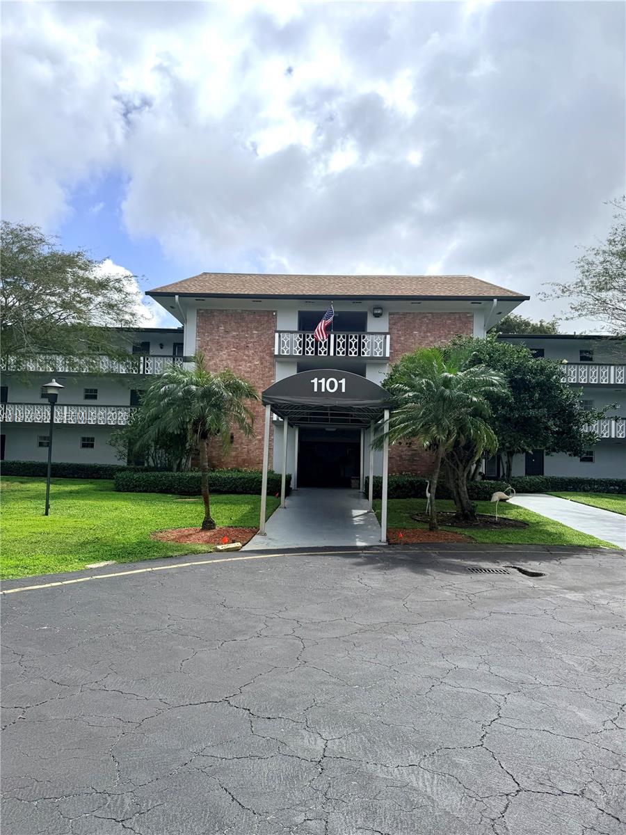 HILLCREST COUNTRY CLUB AP - Residential