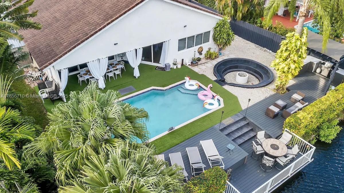 LIFE STYLE, Amazing property ready to move, available from sept 1st, 5 rooms, 3.5 bathrooms , pool , spa. water front, and much more.. enjoy miami in a paradise, 9 min to FLL Airport, 25 min from Miami Airport, restaurants, malls, and much​​‌​​​​‌​‌​​​‌‌​​​‌‌‌​​‌​​‌‌​​​​ more