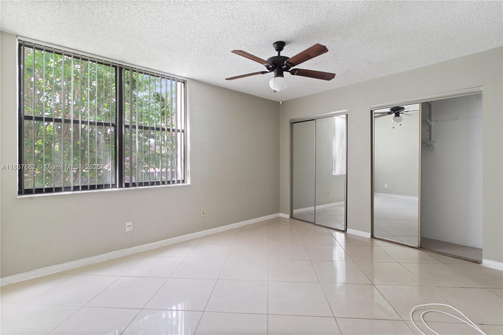 1915 Lavers Cir E211