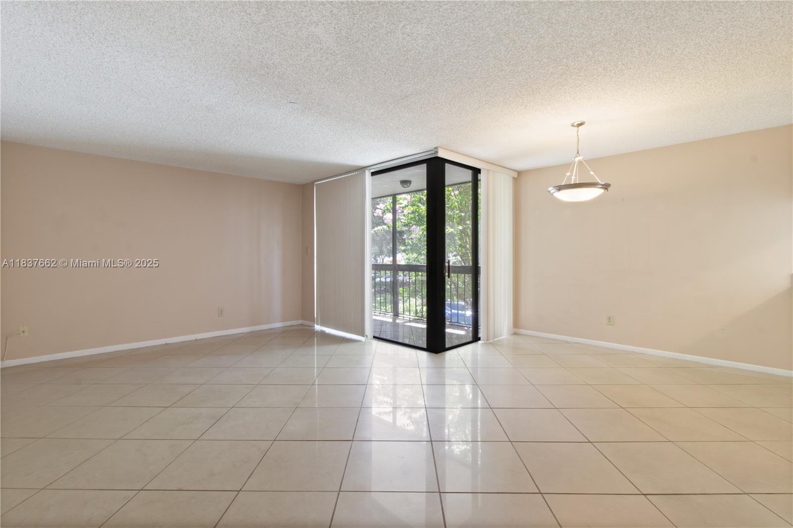 1915 Lavers Cir E211