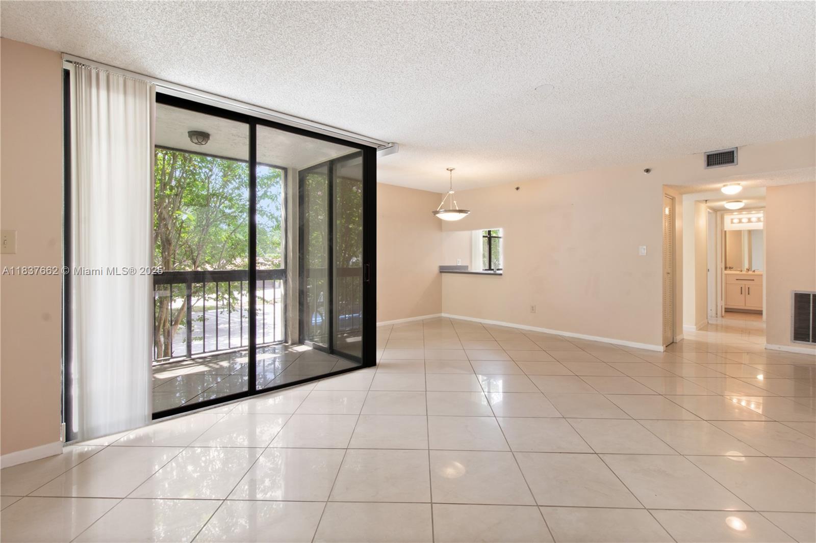 1915 Lavers Cir E211