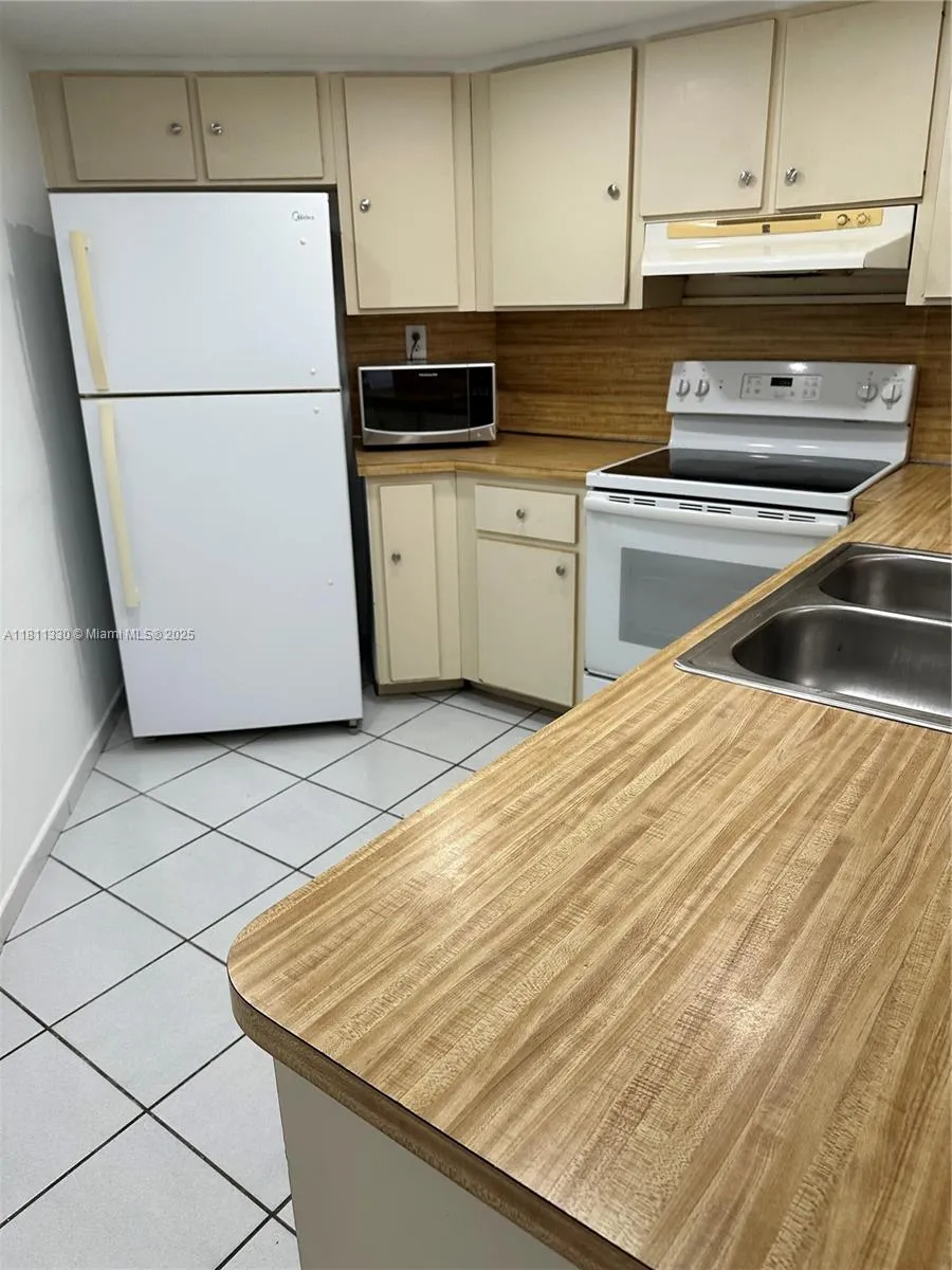 Miami, Florida 33172, United States, 2 Bedrooms Bedrooms, ,2 BathroomsBathrooms,Residential,Active,138704