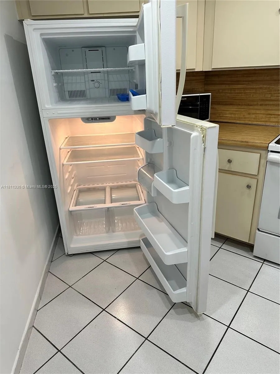 Miami, Florida 33172, United States, 2 Bedrooms Bedrooms, ,2 BathroomsBathrooms,Residential,Active,138704