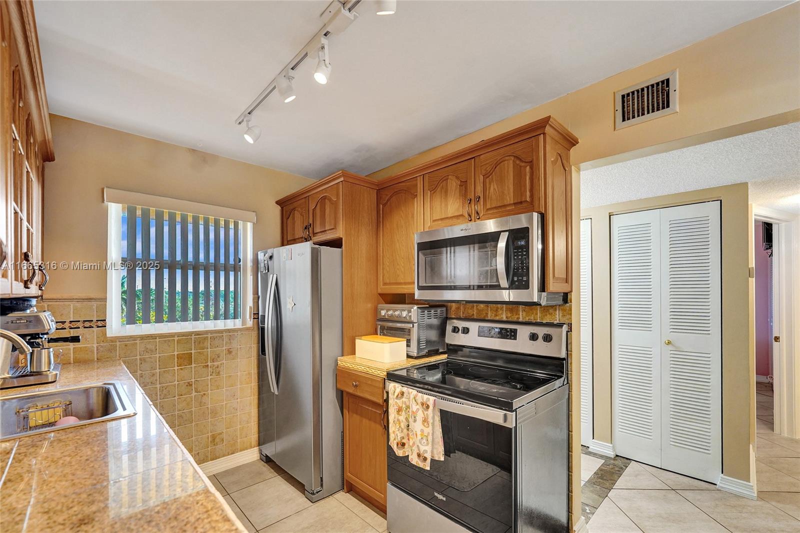 OAKS CONDO - Residential