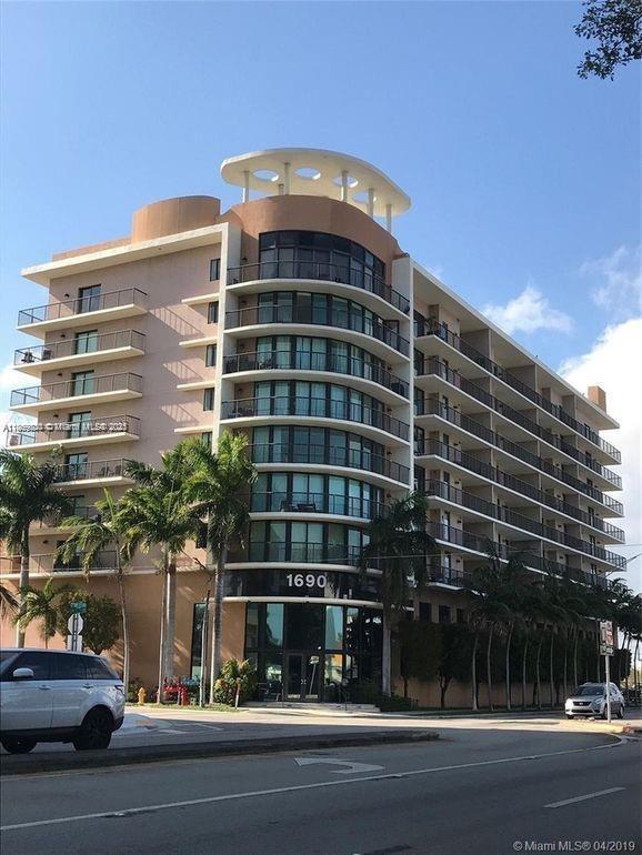Split plan 2/2 with pretty Miami skyline views from spacious balcony looking east. 2 reserved parking spaces, perfect for two roommates as there are two full baths. In great condition with nice finishes, just remodeled baths, newer dishwasher and paint. Short drive to Brickell or Gables, easy commute to get on highways. Stainless steel appliances, granite counters. Bldg. offers a nice gym and quiet rooftop pool deck, boutique bldg. of only 8 floors, Washer/dryer in unit. Landlord seeks tenant with verifiable income, credit, clear background check, students with parent guaranty ok.