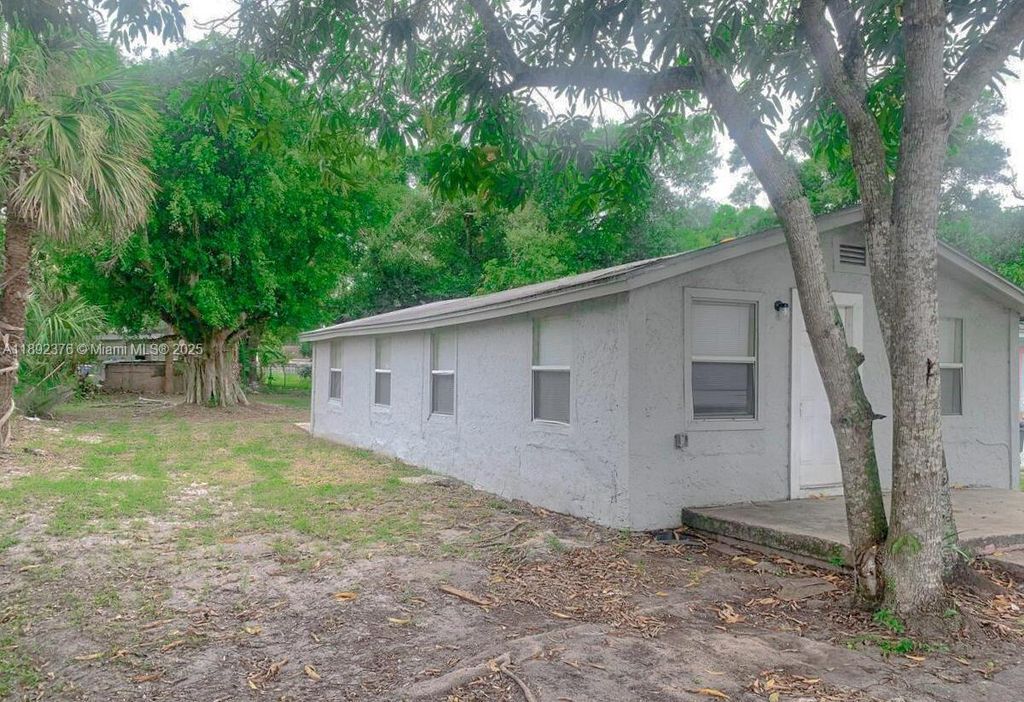 Photo of 309 N 17th St, Fort Pierce, FL 34950 (MLS # A11892376)