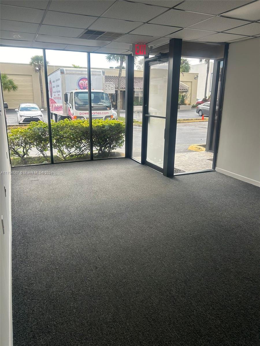 UNBELIEVABLE OPPORTUNITY TO RENT THIS WAREHOUSE IN COMMERCE CENTER.