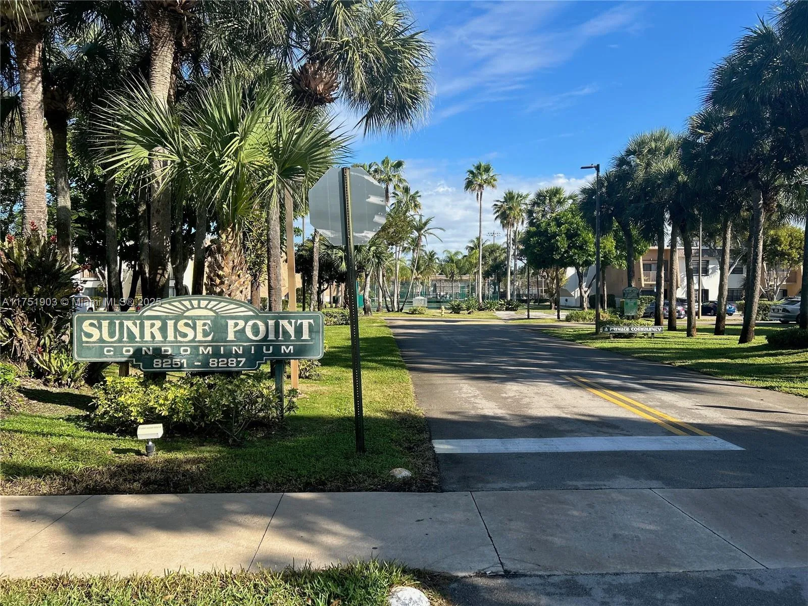 Pinecrest, Florida 33156, United States, 1 Bedroom Bedrooms, ,1 BathroomBathrooms,Residential,Pending,76527