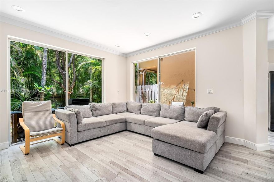 Rarely available 3-Bed/2.5-Bath Townhouse in Spinnaker Bay gated community. Walking distance to the Waterways Marina, shops, entertainment, restaurants, and A-rated schools. This townhouse has a lot of natural light. 24-hour security. Easy to show.