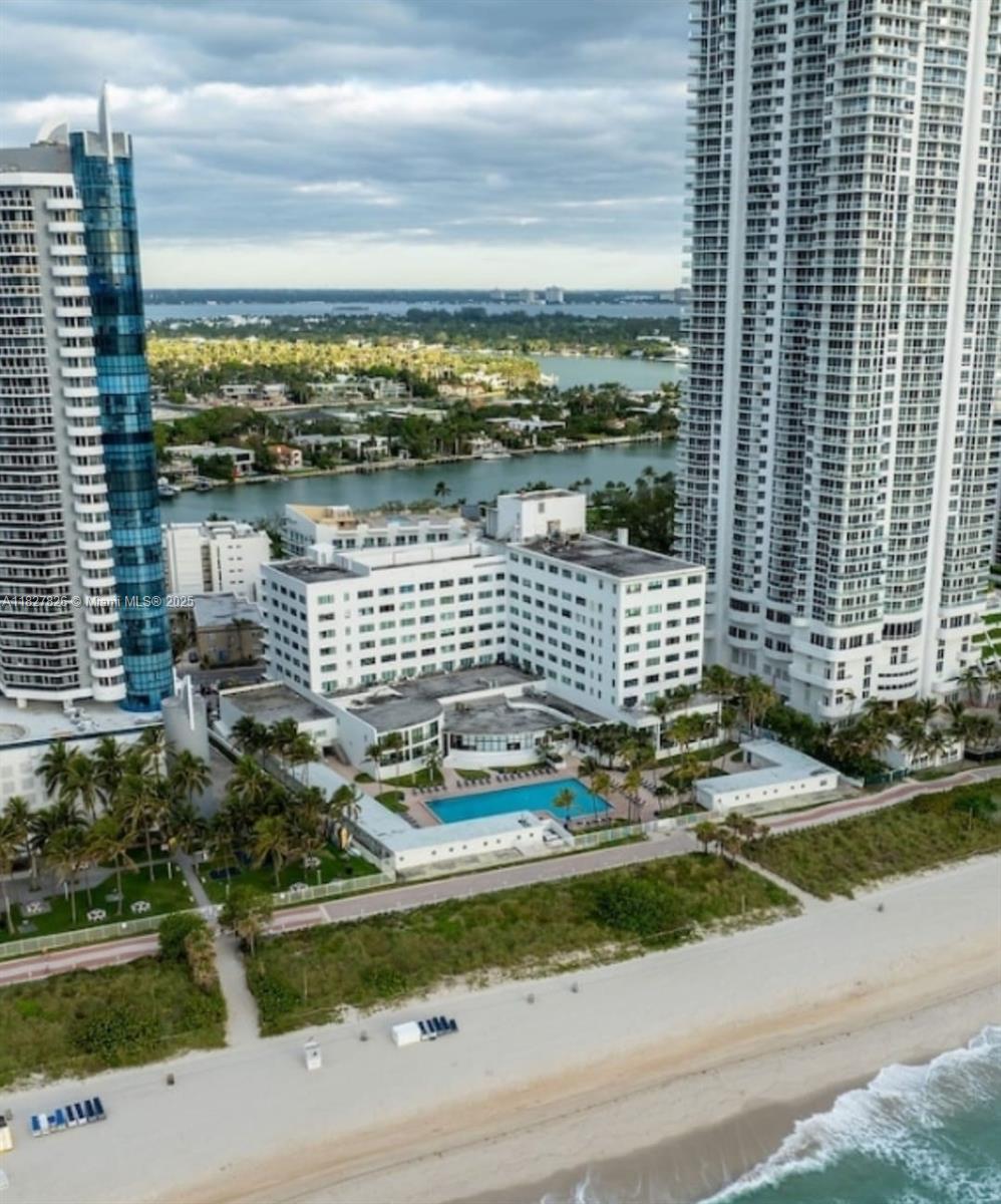 Beautiful and well furnished Studio in the Sandy Beach of Miami Beach. Everything included, water, electricity and internet.