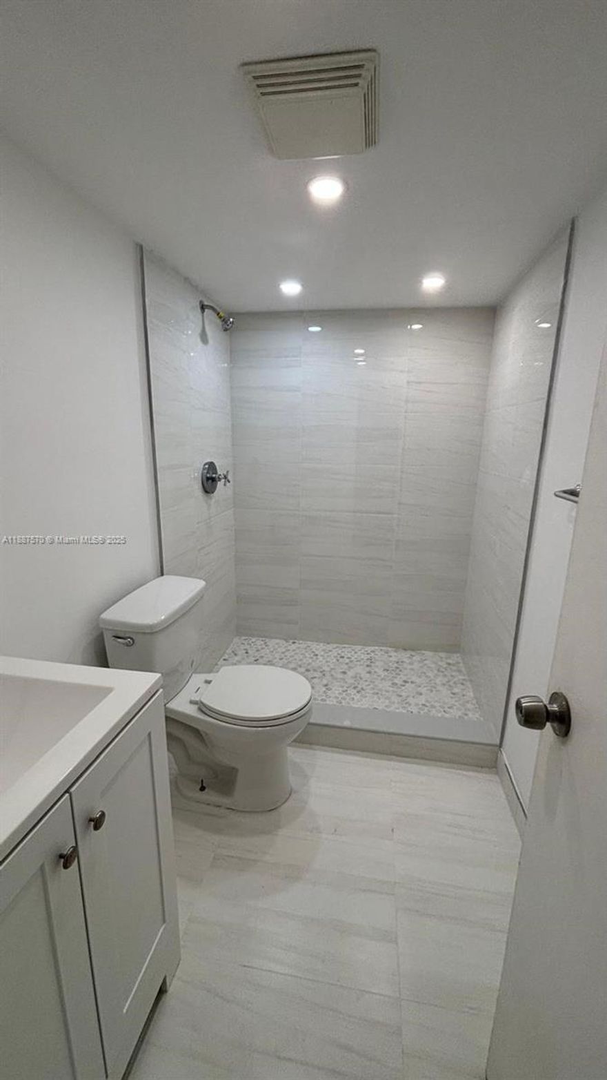 Chelsea Bayview Condominium is located in beautiful Hallandale Beach, southern Broward County, Florida. It is very convenient to shopping areas and entertainment venues, and is perfectly nestled in between the Intracoastal Waterway and the Atlantic Ocean, BEAUTIFUL 1 BEDROOM 1 BATHROOM, BRAND NEW AIR AC, BATHROOM COMPLETELY RENOVATED, GREAT SIZE, ACROSS THE STREET FROM THE BEACH. PARKING, CLOSE TO SUNNY ISLES SHOPS, AVENTURA MALL