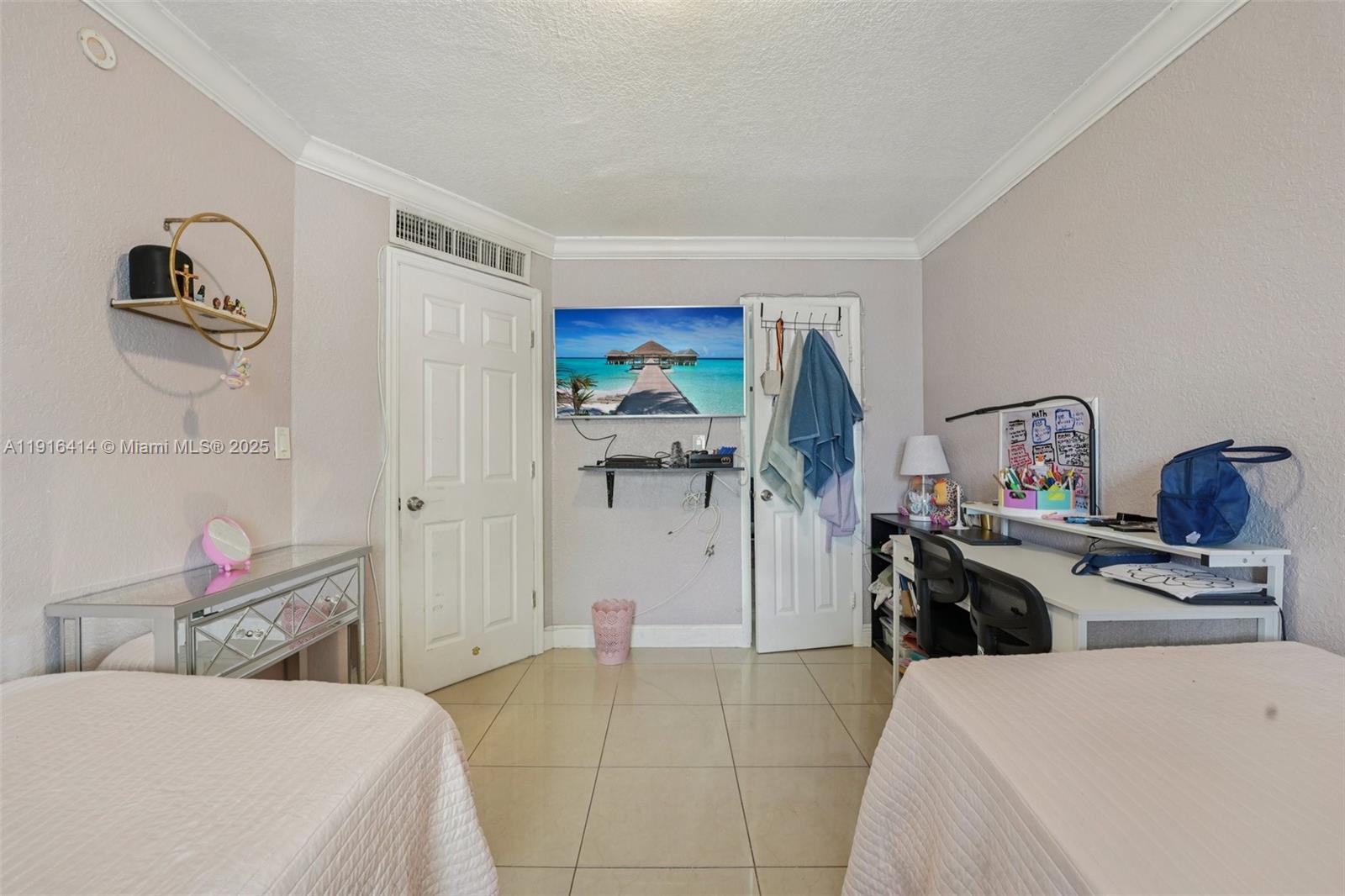 LOS PALACIOS BY MIAMI LAKE - Residential