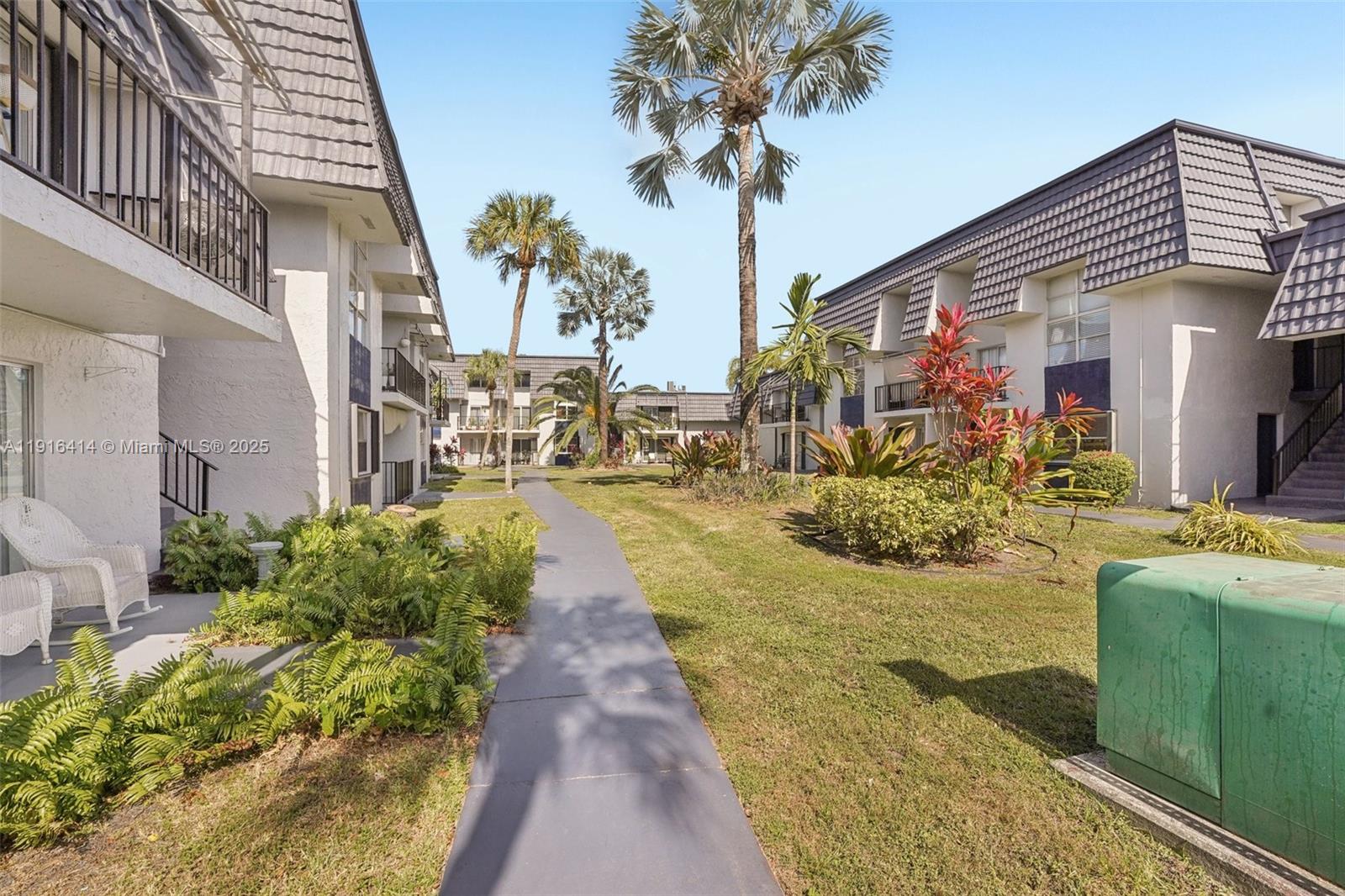 LOS PALACIOS BY MIAMI LAKE - Residential