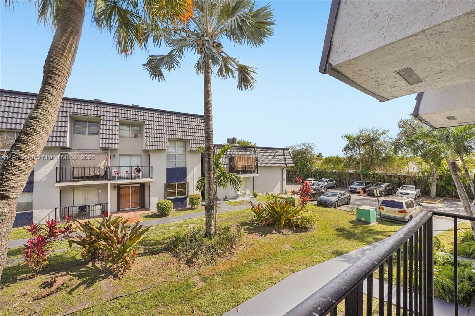 LOS PALACIOS BY MIAMI LAKE - Residential