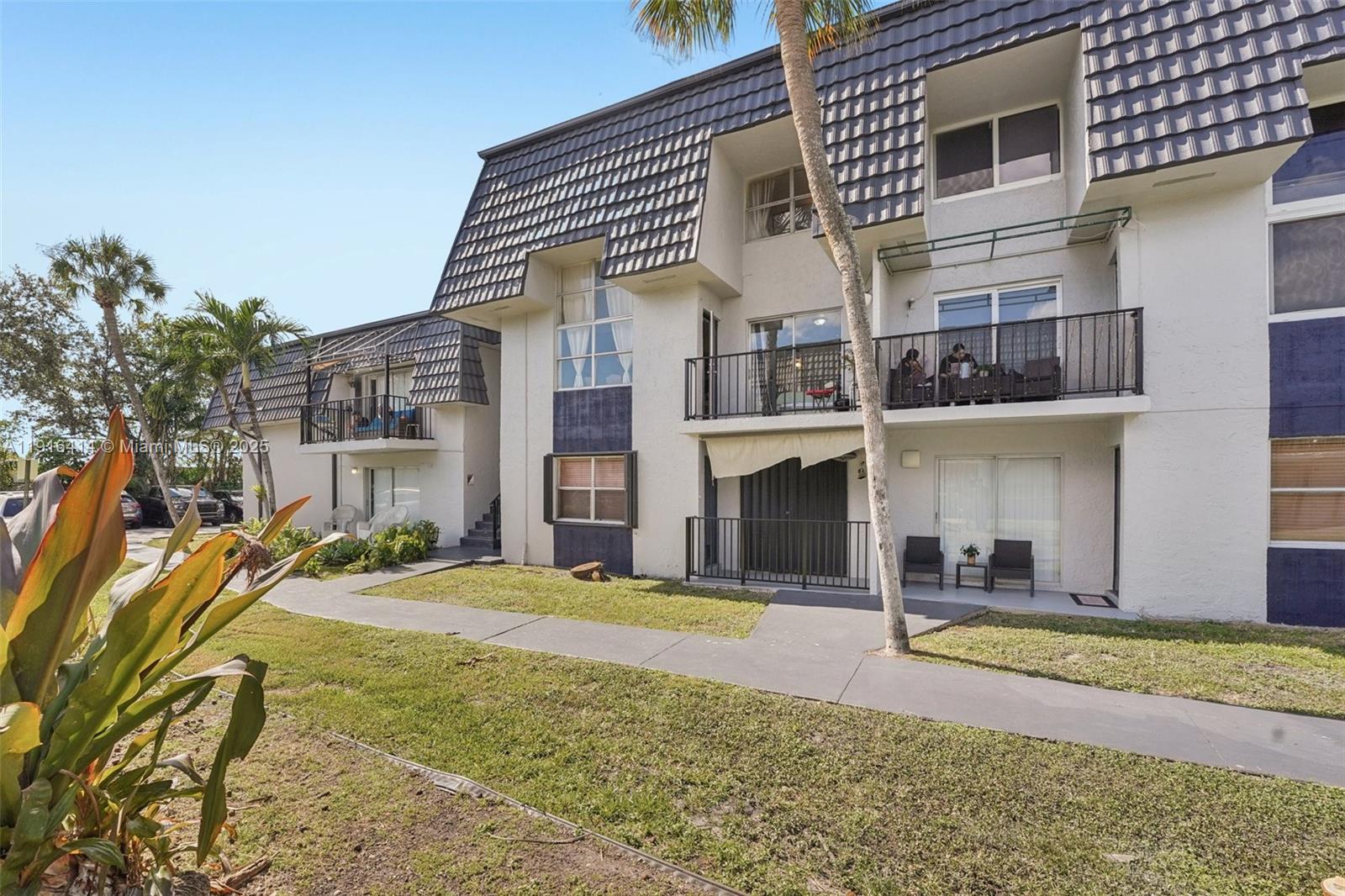 LOS PALACIOS BY MIAMI LAKE - Residential