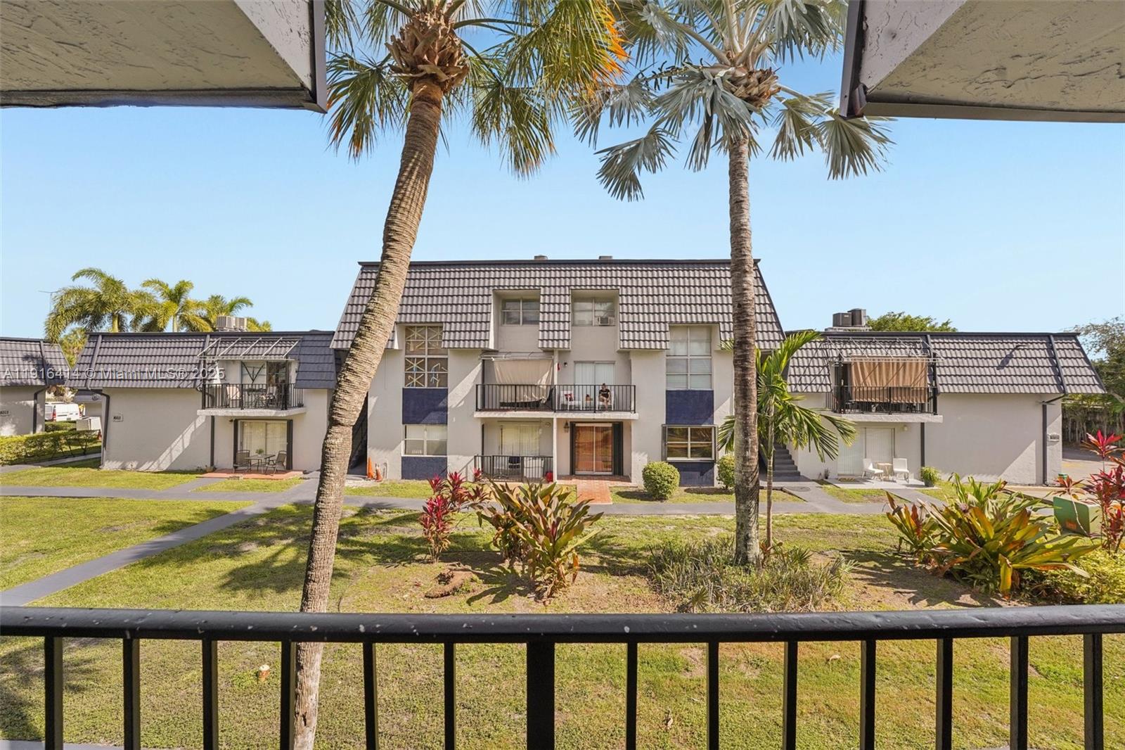 LOS PALACIOS BY MIAMI LAKE - Residential