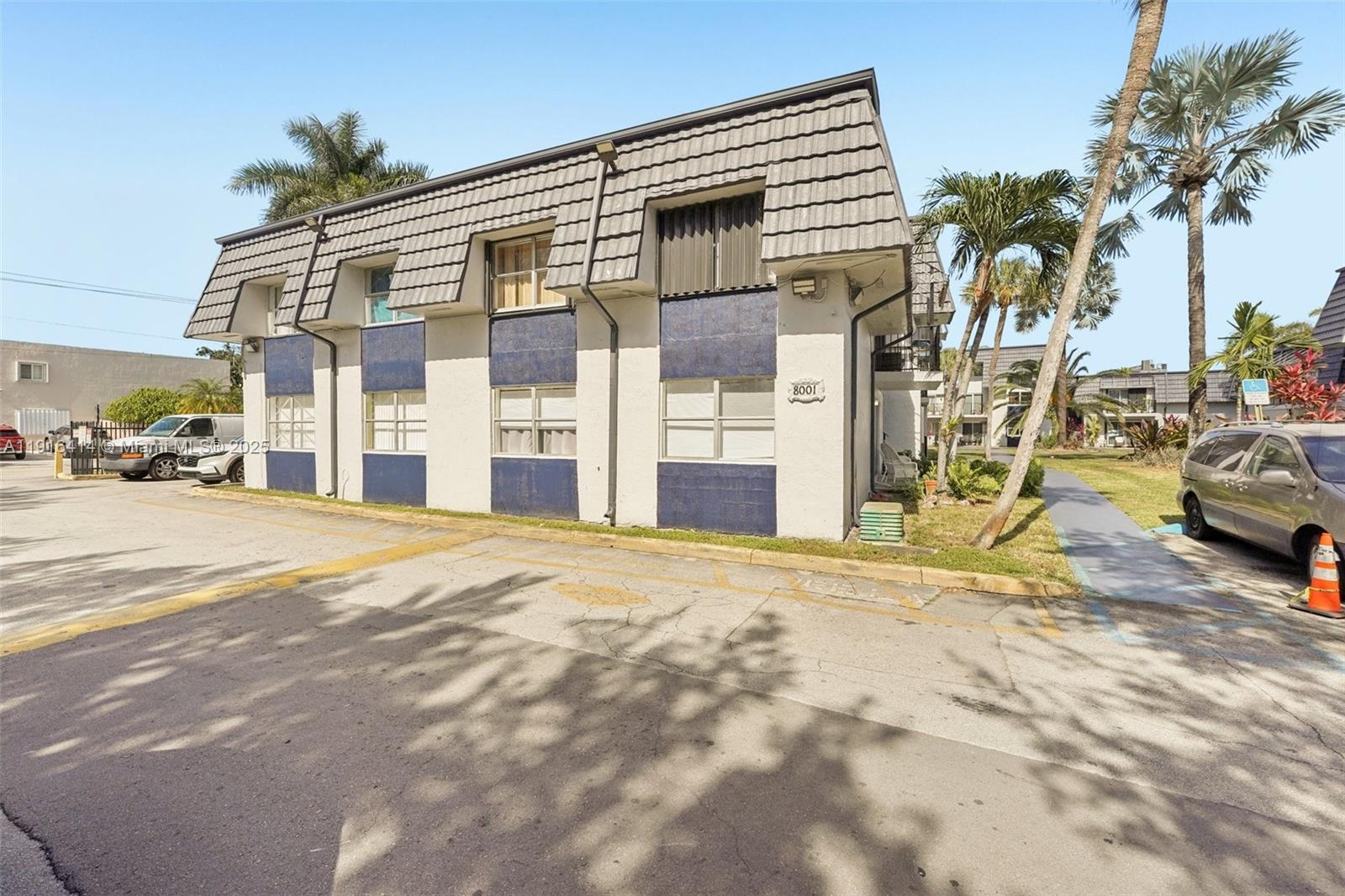 LOS PALACIOS BY MIAMI LAKE - Residential