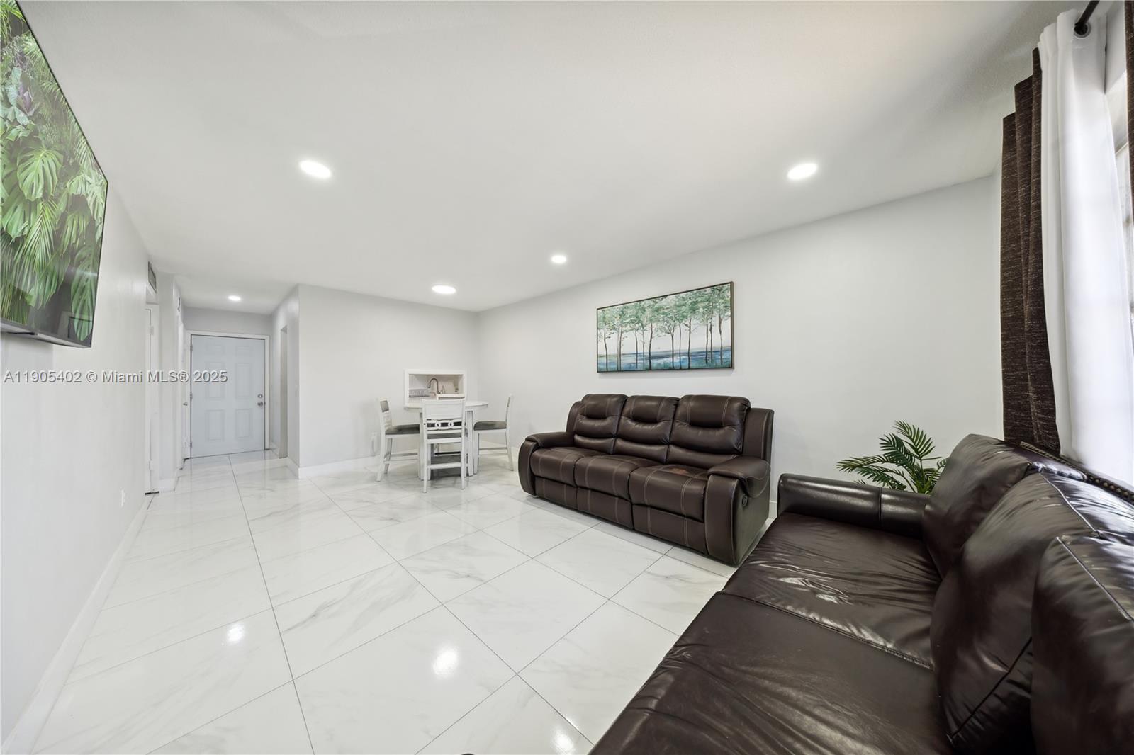 PALM SPRINGS GARDENS BLDG - Residential Lease