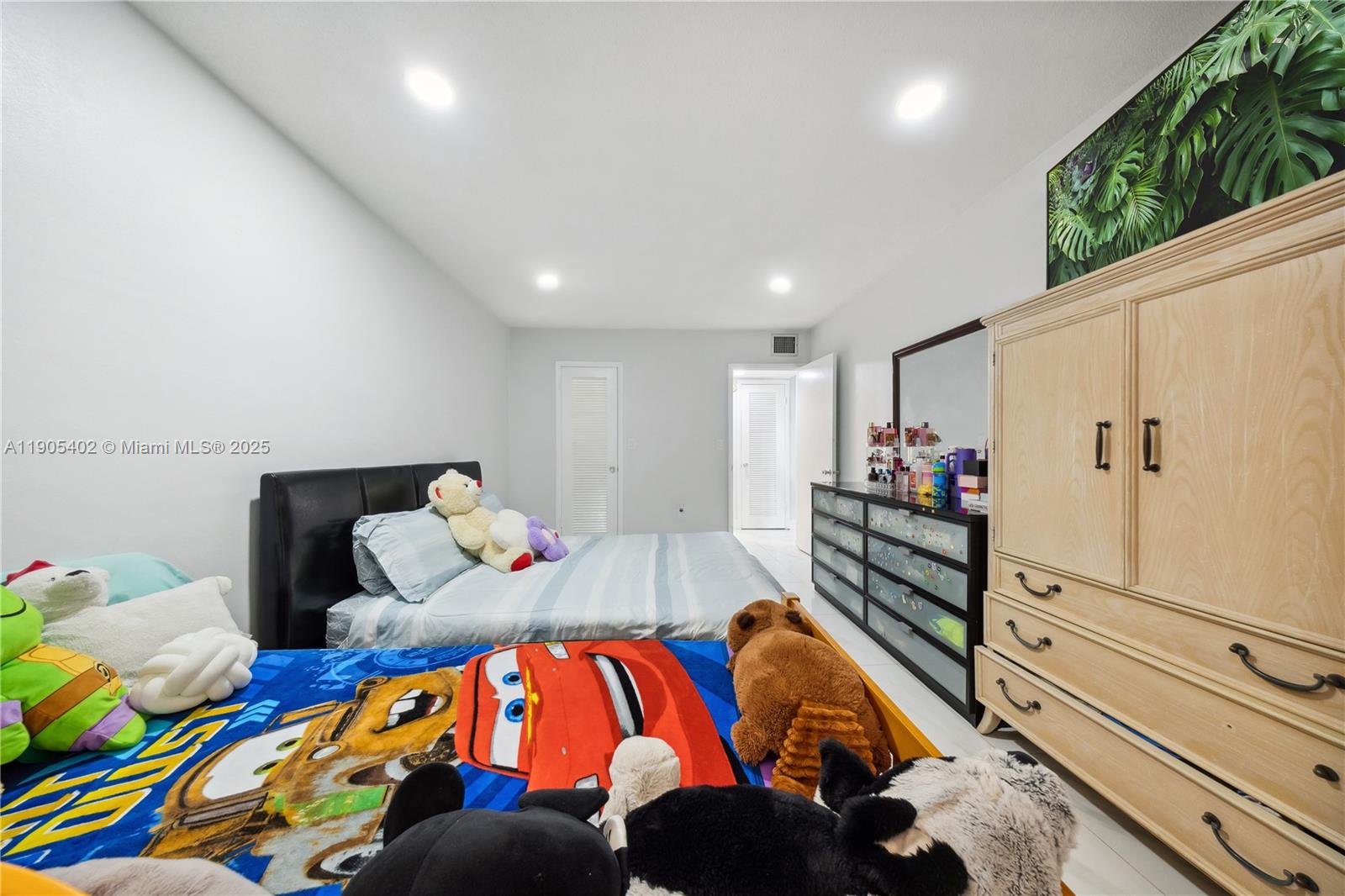 PALM SPRINGS GARDENS BLDG - Residential Lease