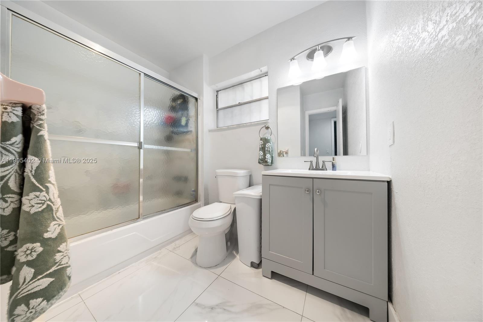 PALM SPRINGS GARDENS BLDG - Residential Lease