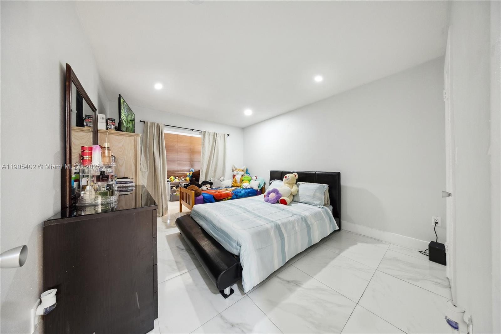 PALM SPRINGS GARDENS BLDG - Residential Lease