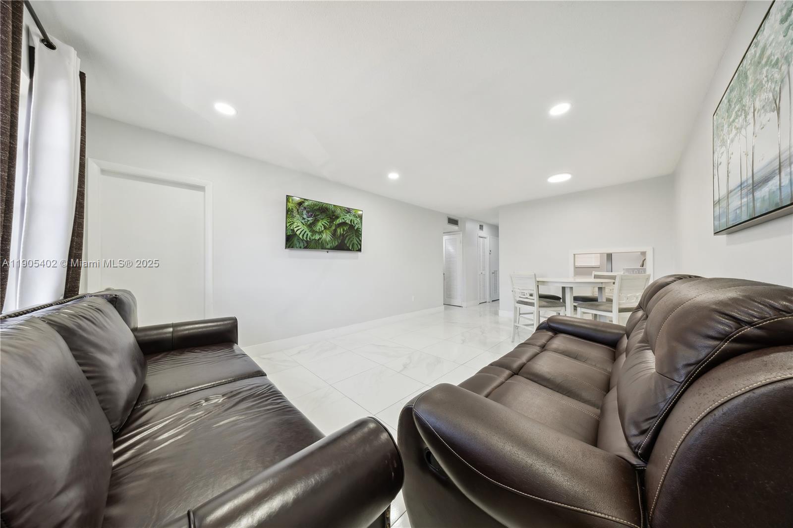 PALM SPRINGS GARDENS BLDG - Residential Lease