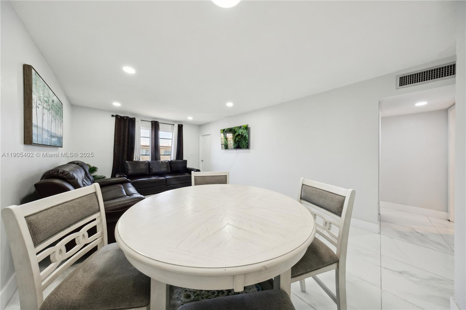 PALM SPRINGS GARDENS BLDG - Residential Lease