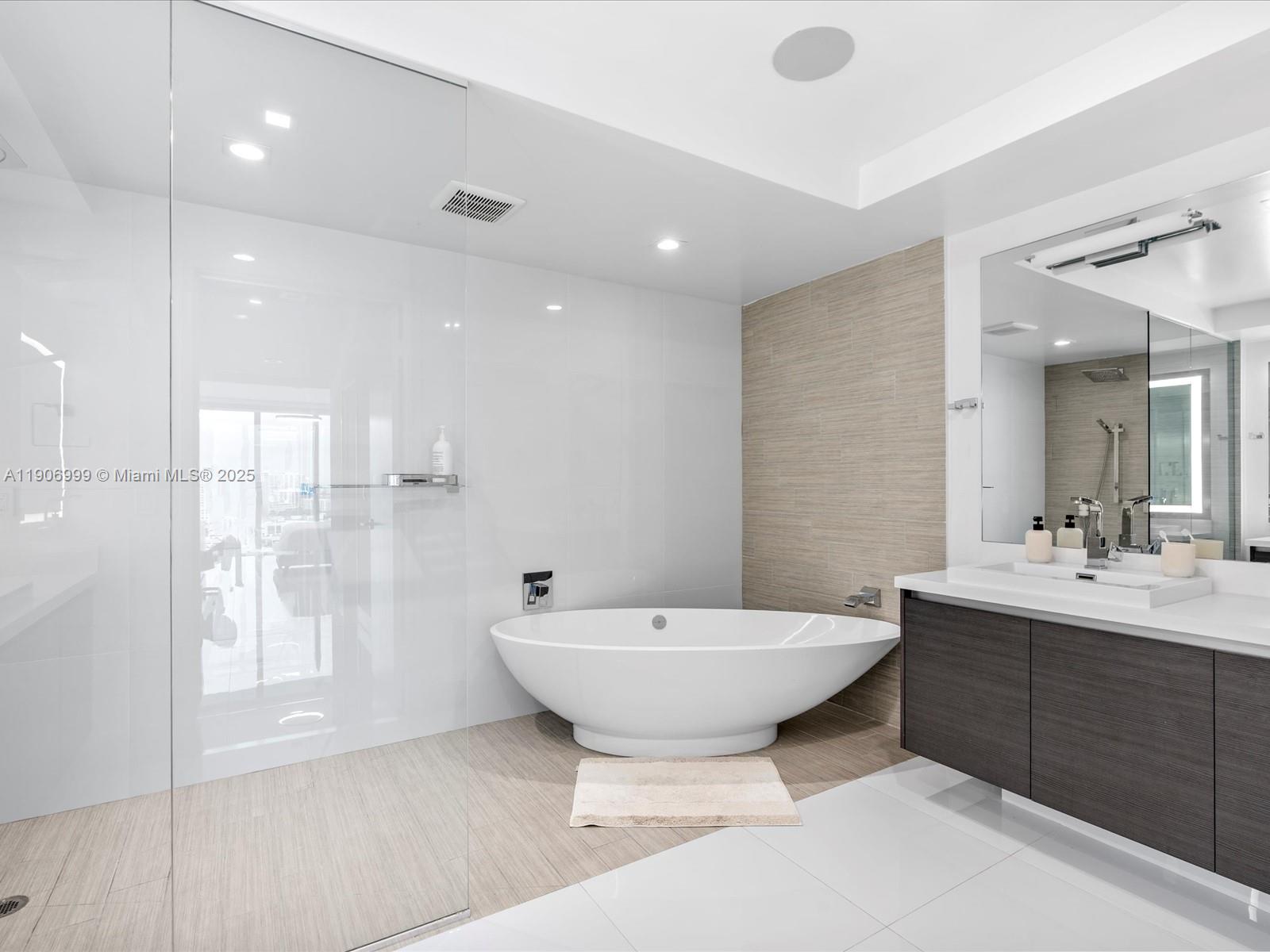 PARQUE TOWERS CONDO - Residential Lease