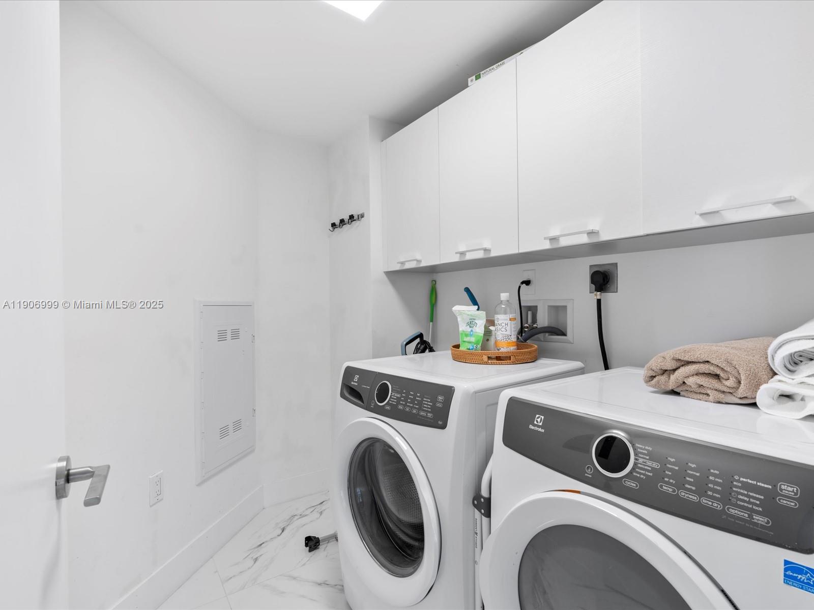 PARQUE TOWERS CONDO - Residential Lease