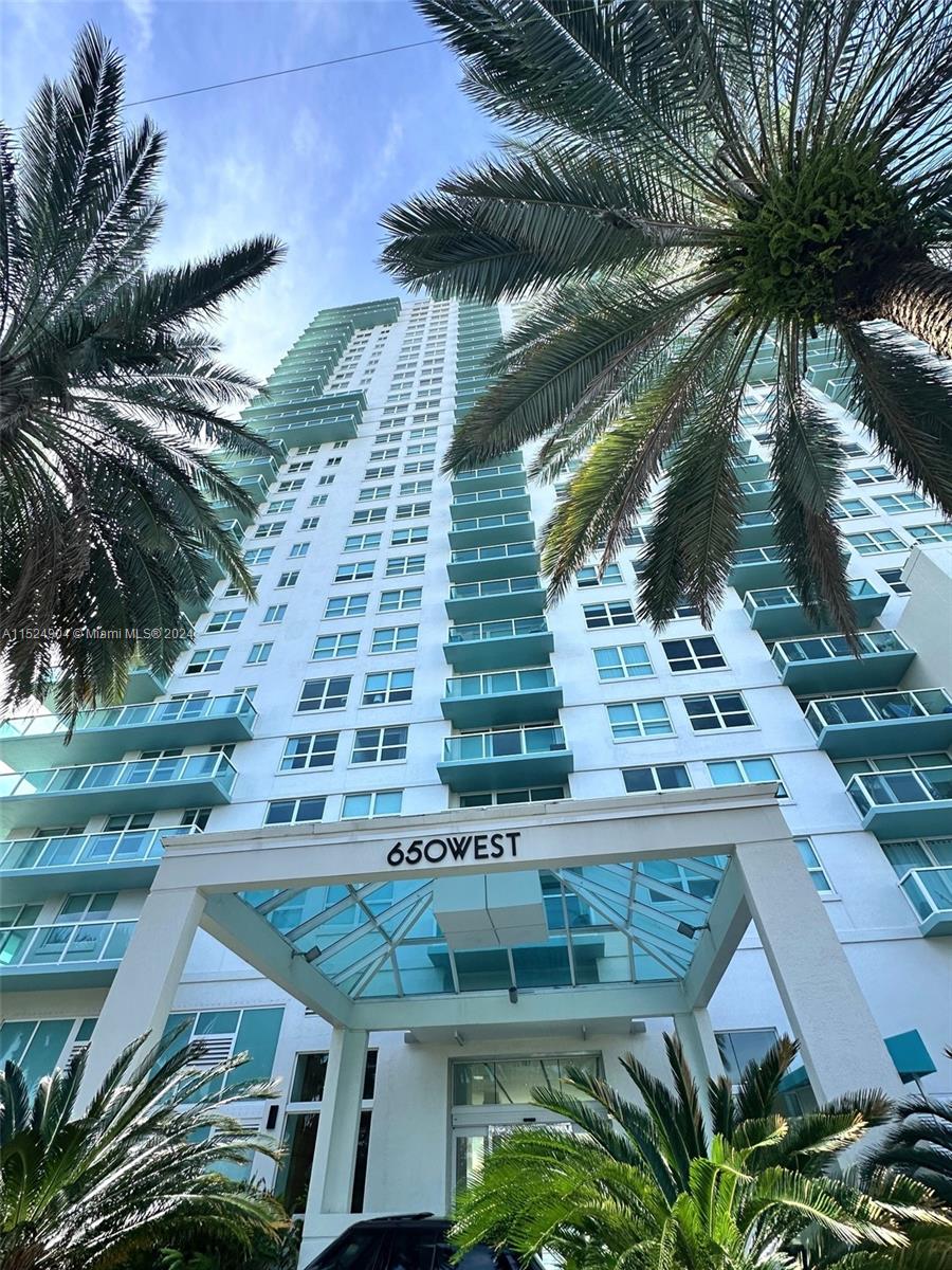 Great unit in coveted South Beach building. Best location on West Ave. 1 bedroom 1 bath fully remodeled and furnished with high-end finishes and appliances. Centrally located. Walkable to park, beach, restaurants and shopping. Building offers top of the line amenities; two pools, spa, salon, tennis courts, security, convenience store and much more,