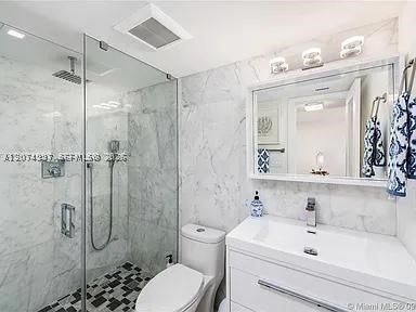 2625 Collins Ave 212