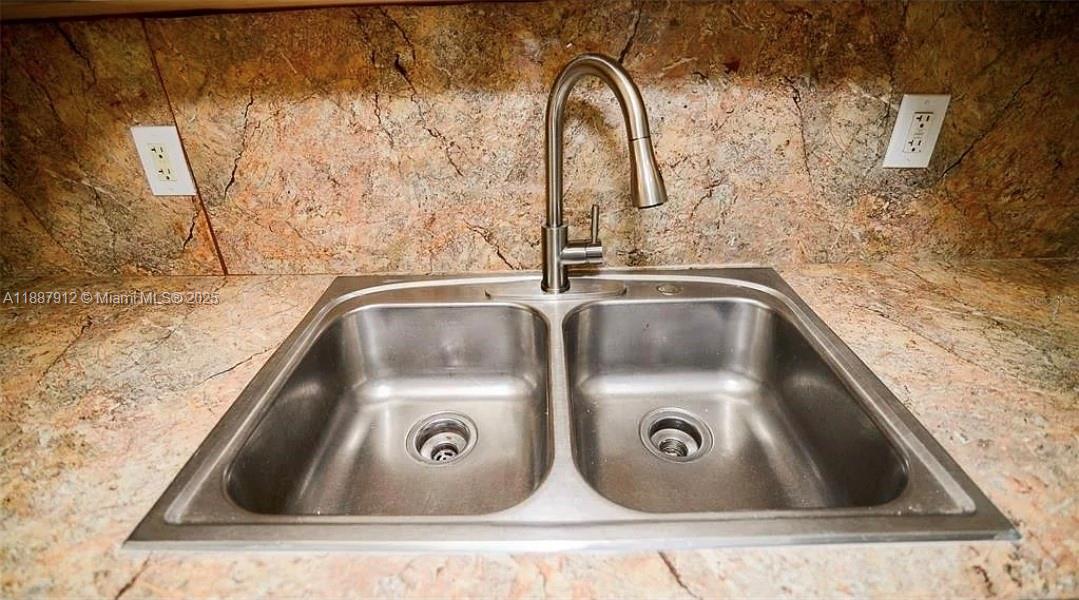 W MIAMI SHORES SEC B - Residential