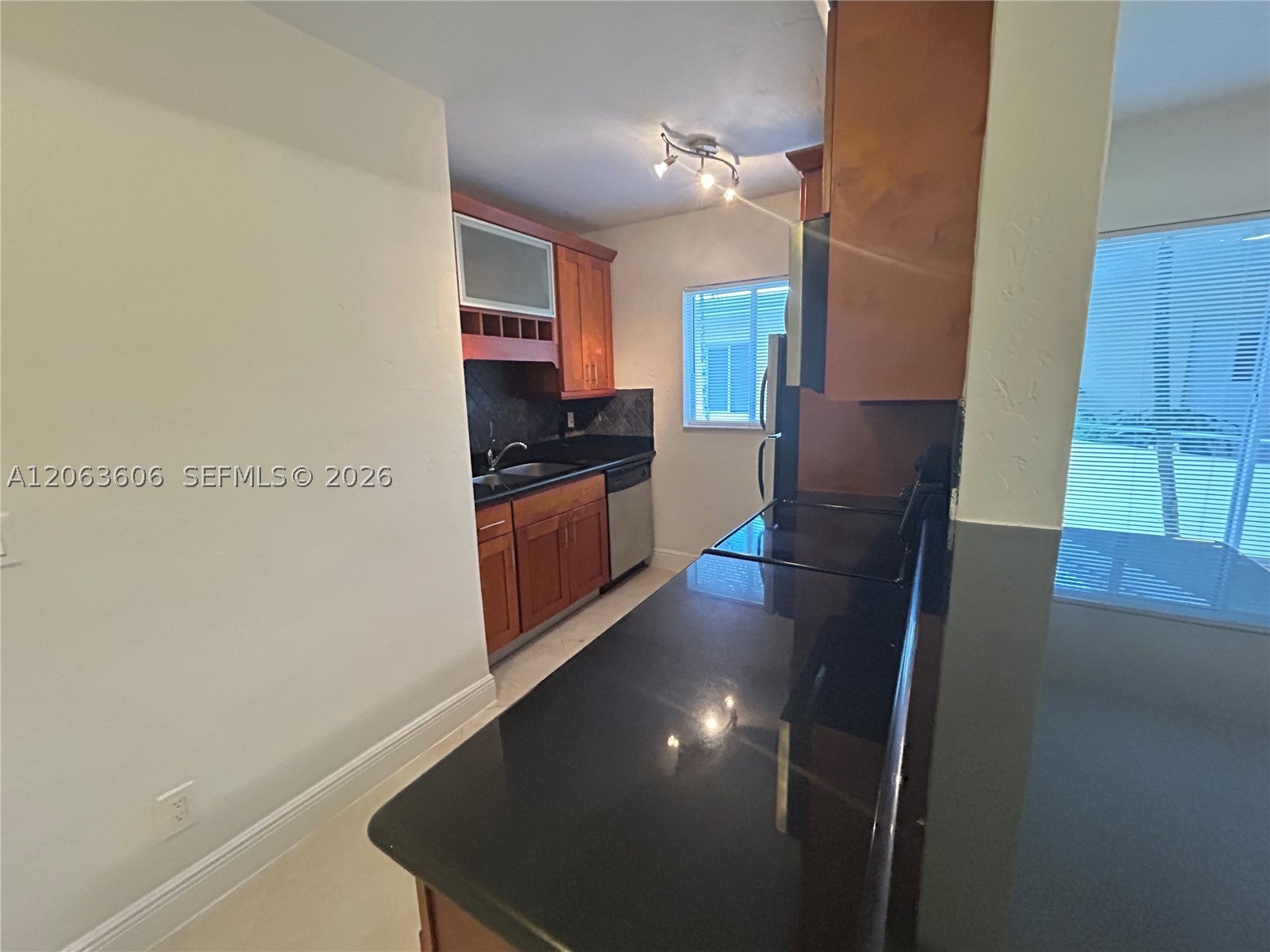 2880 PINE TREE DR 10