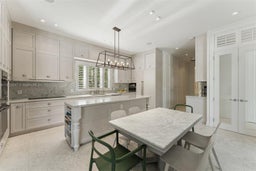 Eat-in kitchen