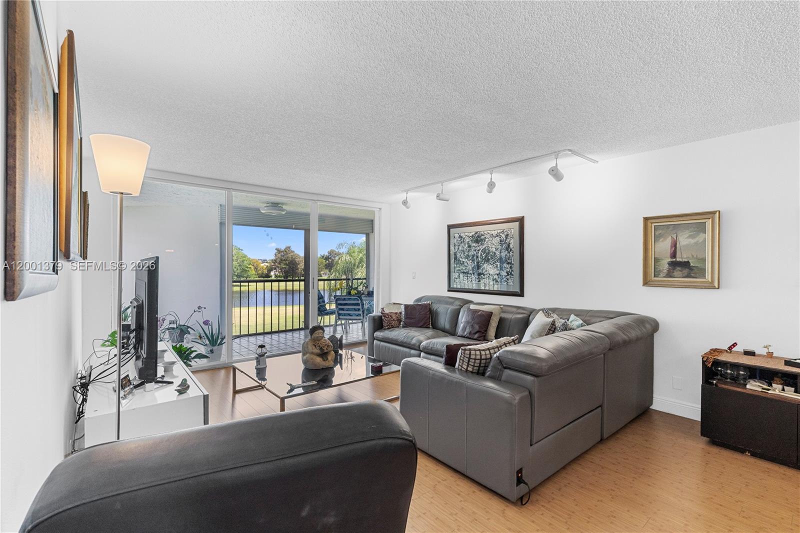 BLDG 6 OF COUNTRY CLUB AP - Residential