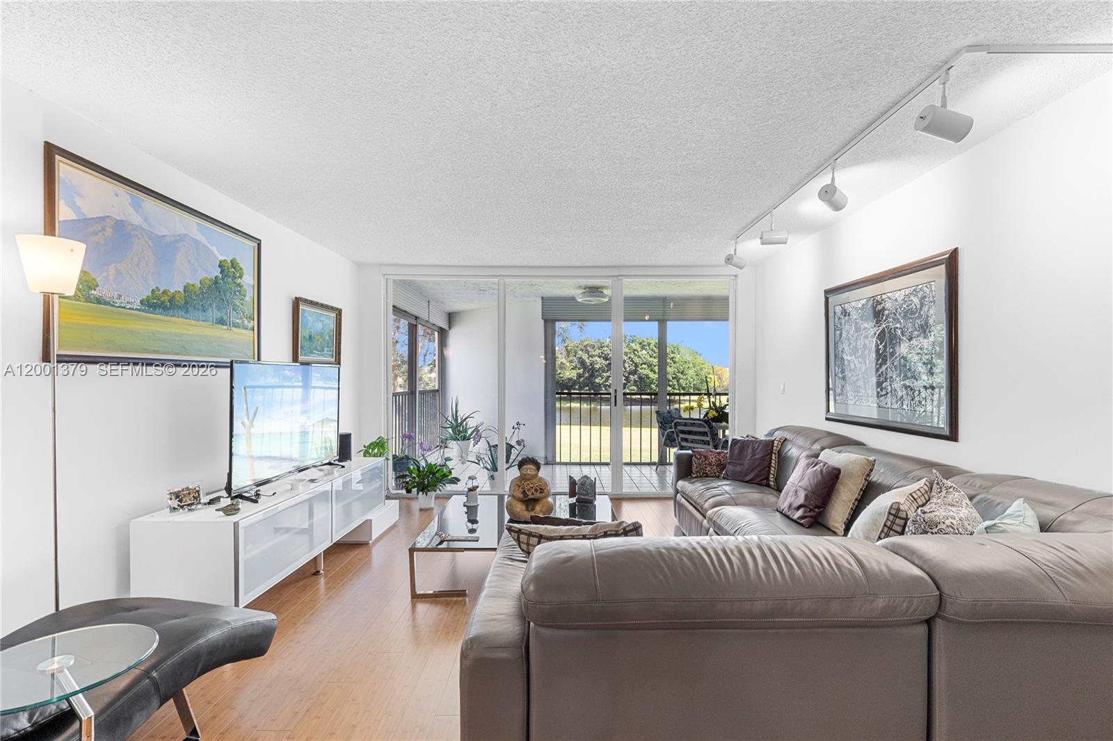 BLDG 6 OF COUNTRY CLUB AP - Residential