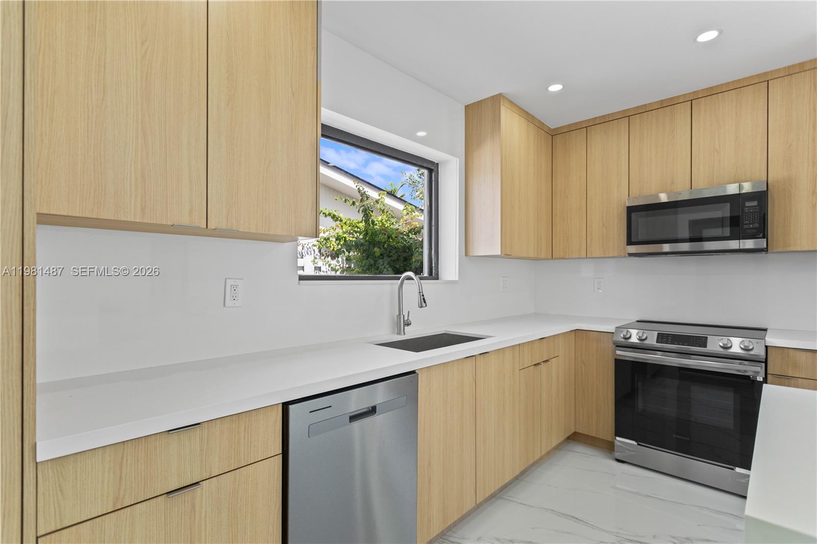 PALM SPRINGS SUB SEC 3 - - Residential