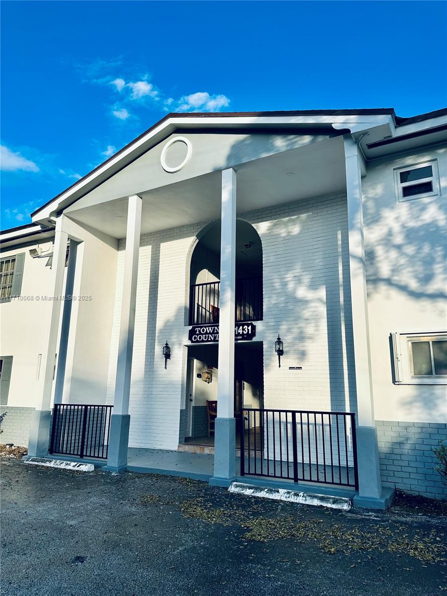 Property for Sale at 1431 S 14th Ave 118, Hollywood, Broward County, Florida - Bedrooms: 1 
Bathrooms: 1  - $193,000