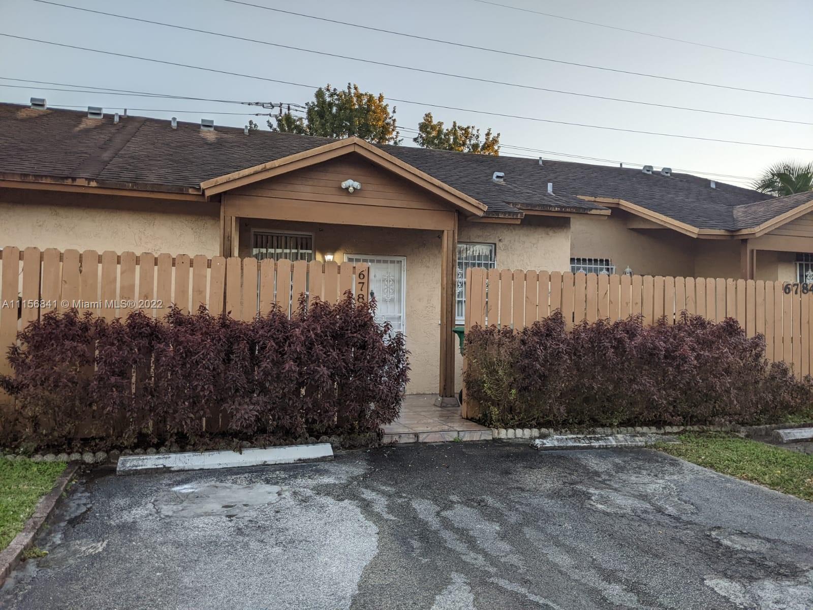 Great chance to lease this spacious 2 Bedrooms and 2 Baths Villa/Townhouse in a very desirable area, Close to Restaurants, Supermarkets and Highways. Property is freshly painted and offers you high ceilings , tile floors throughout, granite counter tops, washer and dryer and a covered private patio and much more.