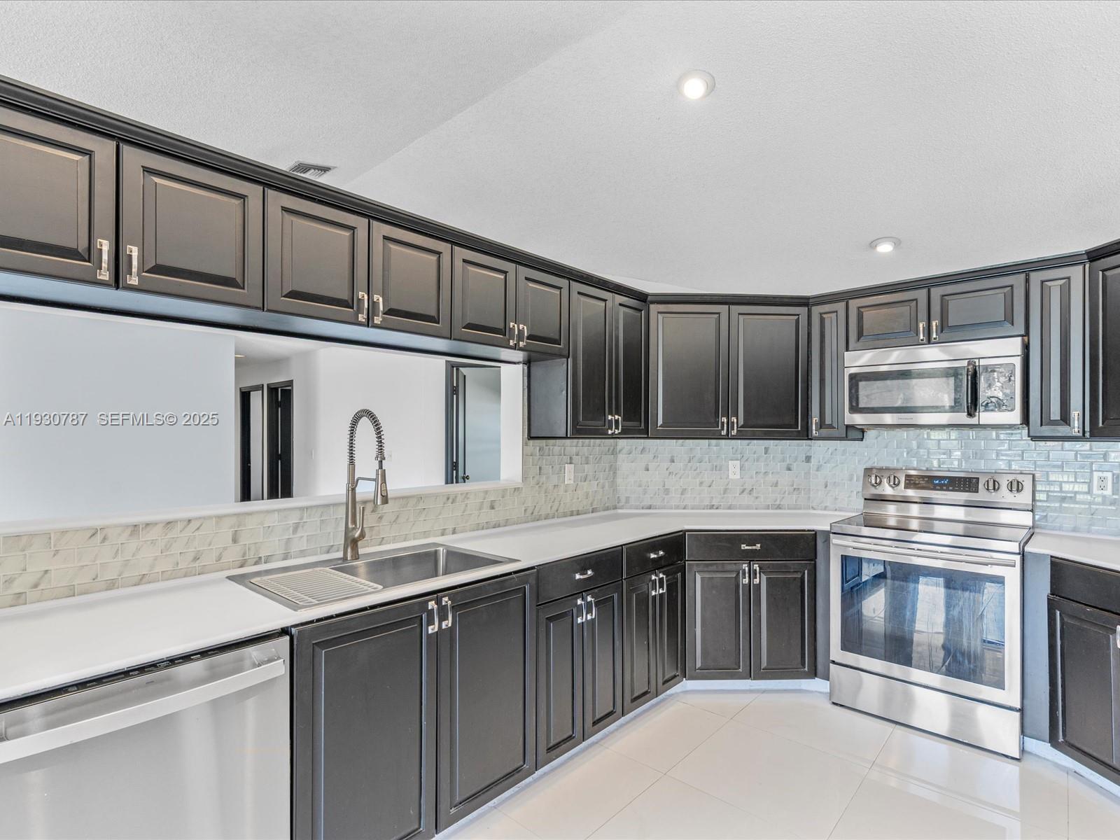 CORAL SPRINGS COUNTRY CLU - Residential