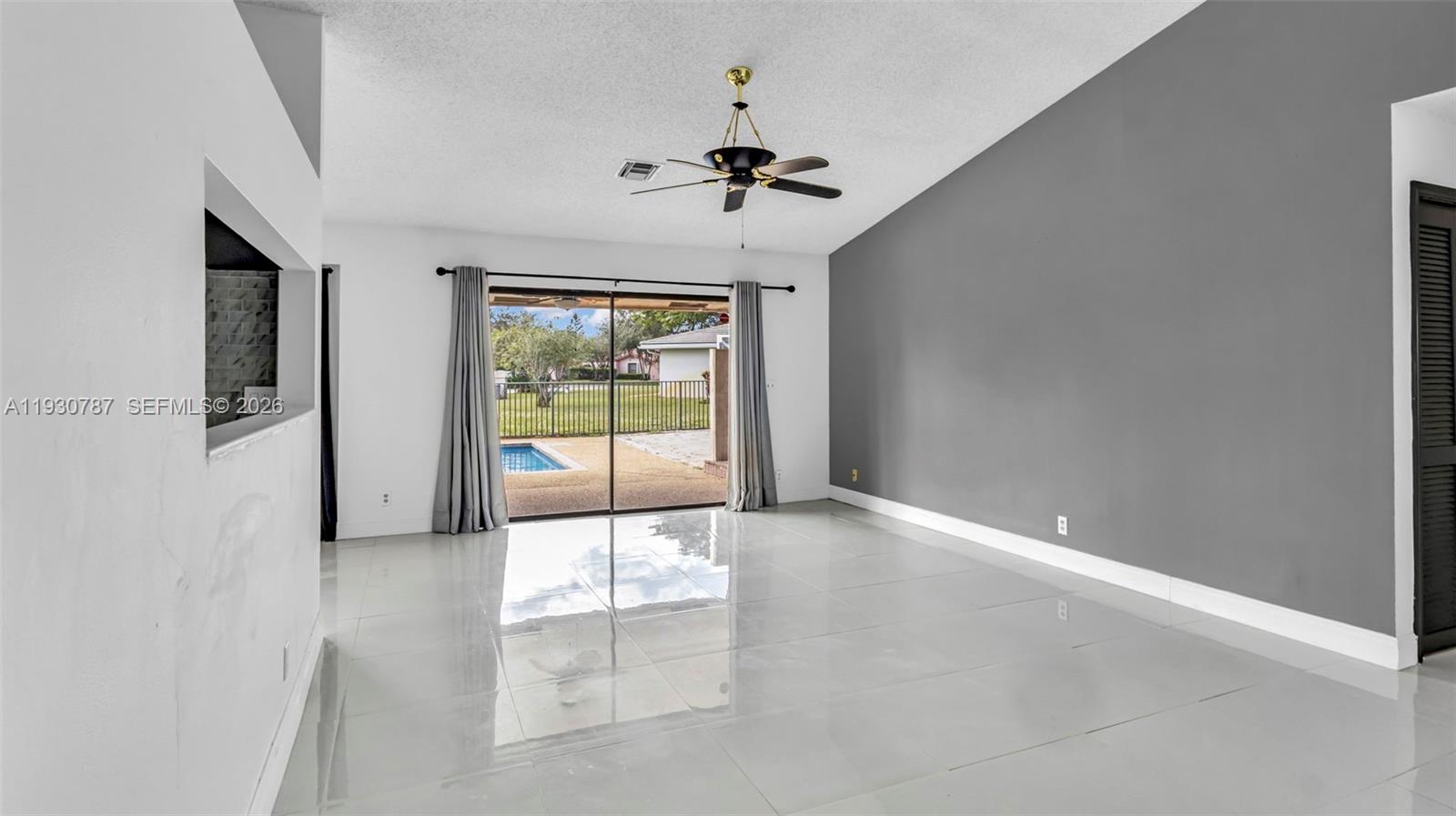 CORAL SPRINGS COUNTRY CLU - Residential
